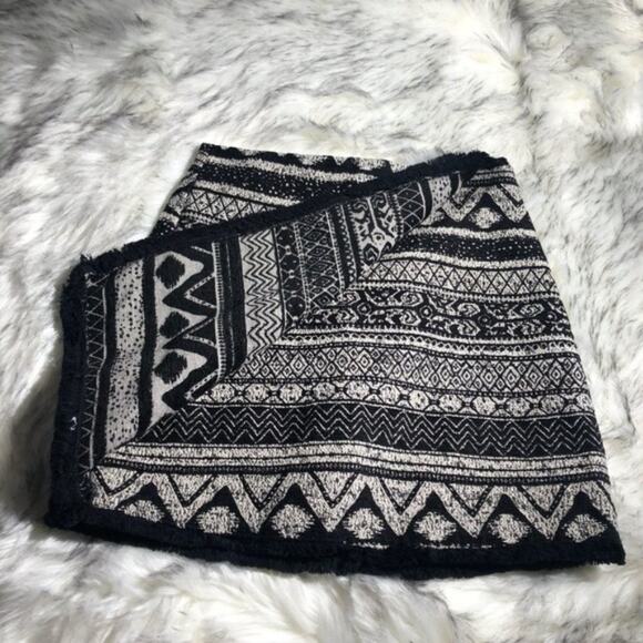 H&M short black & white striped boho knit faux wrap skirt size 2 - Picture 5 of 6